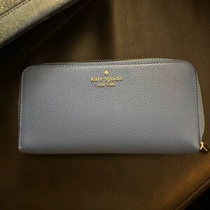 Kate Spade Blue zippered Wallet Used in excellent condition